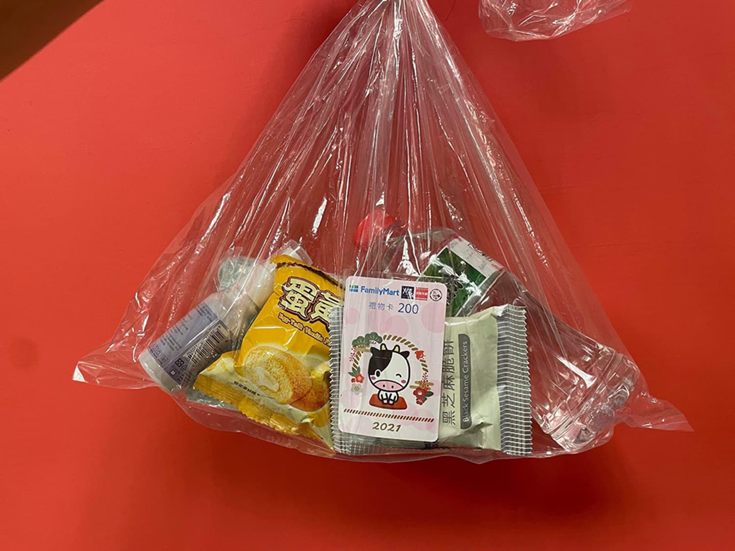 物資包內有瓶裝水、餅乾與消毒噴霧等，並募集便利商店禮品卡，提供受助者購買個人需求的物資。（取自林立青臉書）
