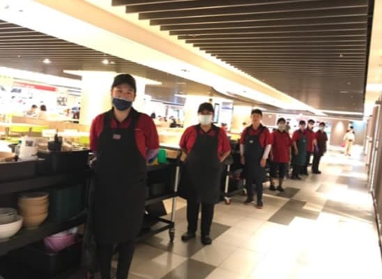 醫院美食街駐點清洗服務,隨著疫情影響美食街關閉,收入直接歸零。(吉維那提供)