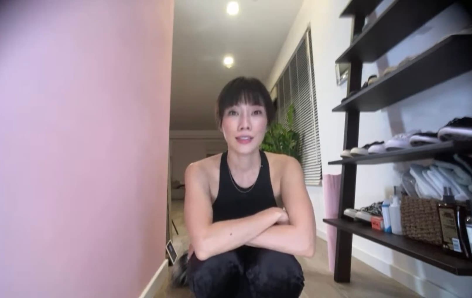 Kimiko 直播教大家5分鐘燃脂操。(TVBS提供)