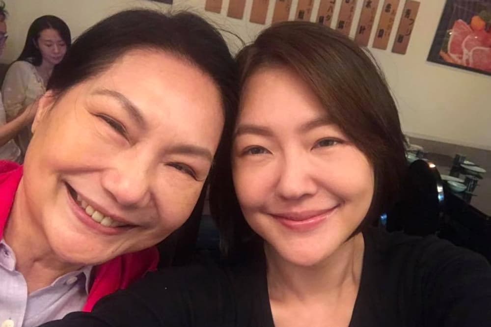 小S(右)跟徐媽媽一起主持《老娘的老娘》,內容包括女性、事業、家庭、婚姻等話題。(翻攝自徐熙娣小S臉書)