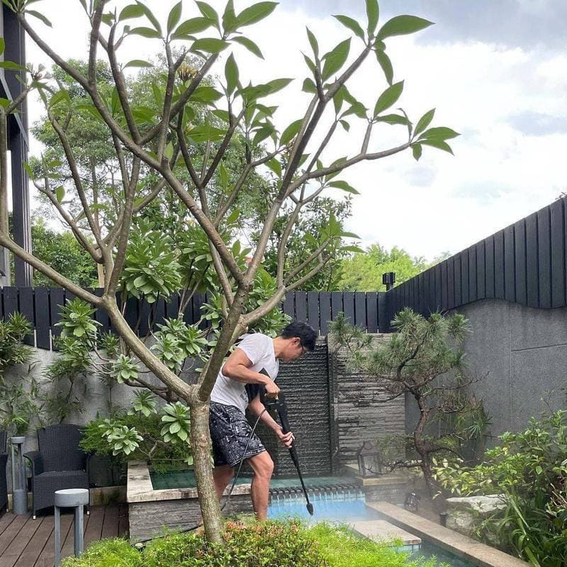 王柏傑打掃庭院。(翻攝自謝欣穎ig)