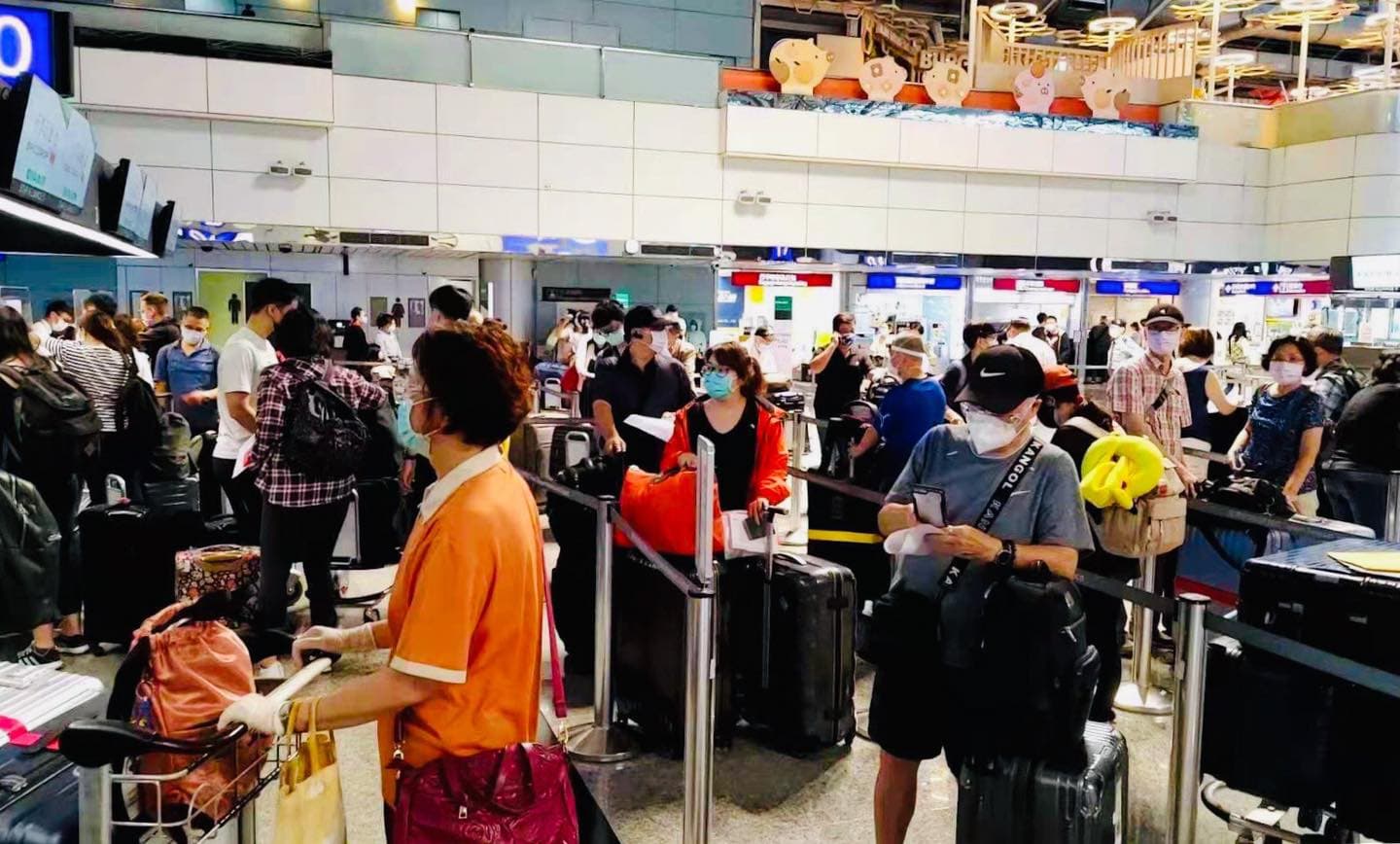 眾多旅客聚集在桃園機場。(翻攝陳文茜臉書)