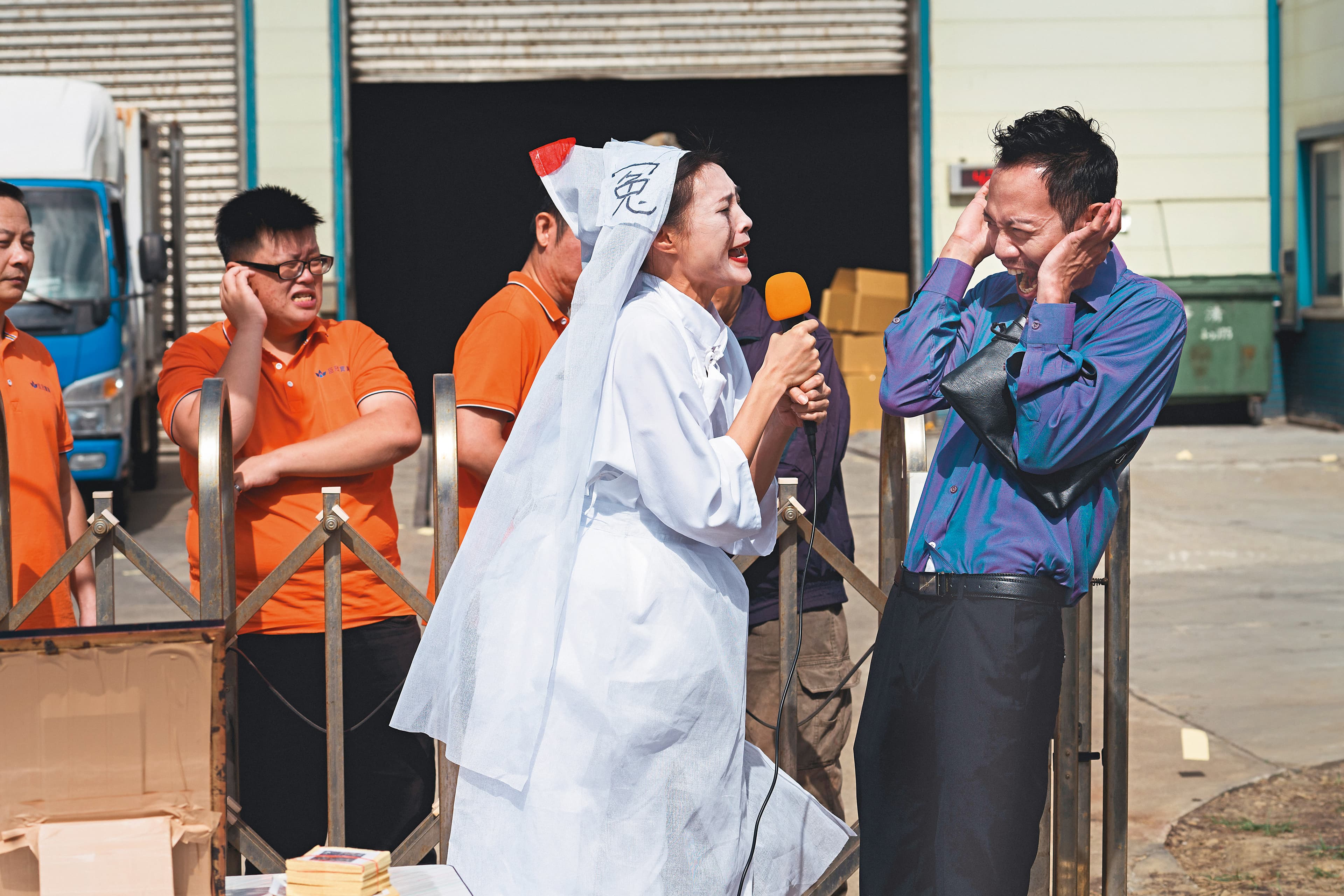 曾珮瑜(前排左)在《討債女王》演出孝女白琴,以輕鬆喜感的演技突顯小人物的直率。(公視台語台提供)