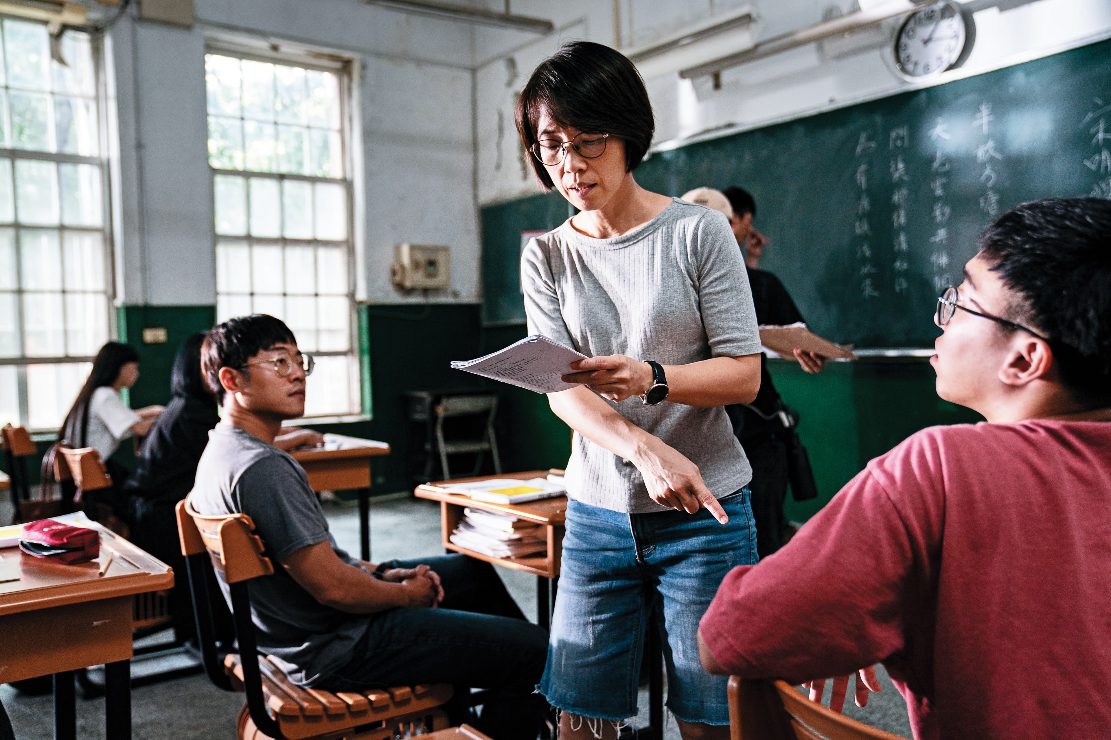 周美玲(中)除了指導演員表演,此次也特別注意演員台語發音是否正確。(公視台語台提供)