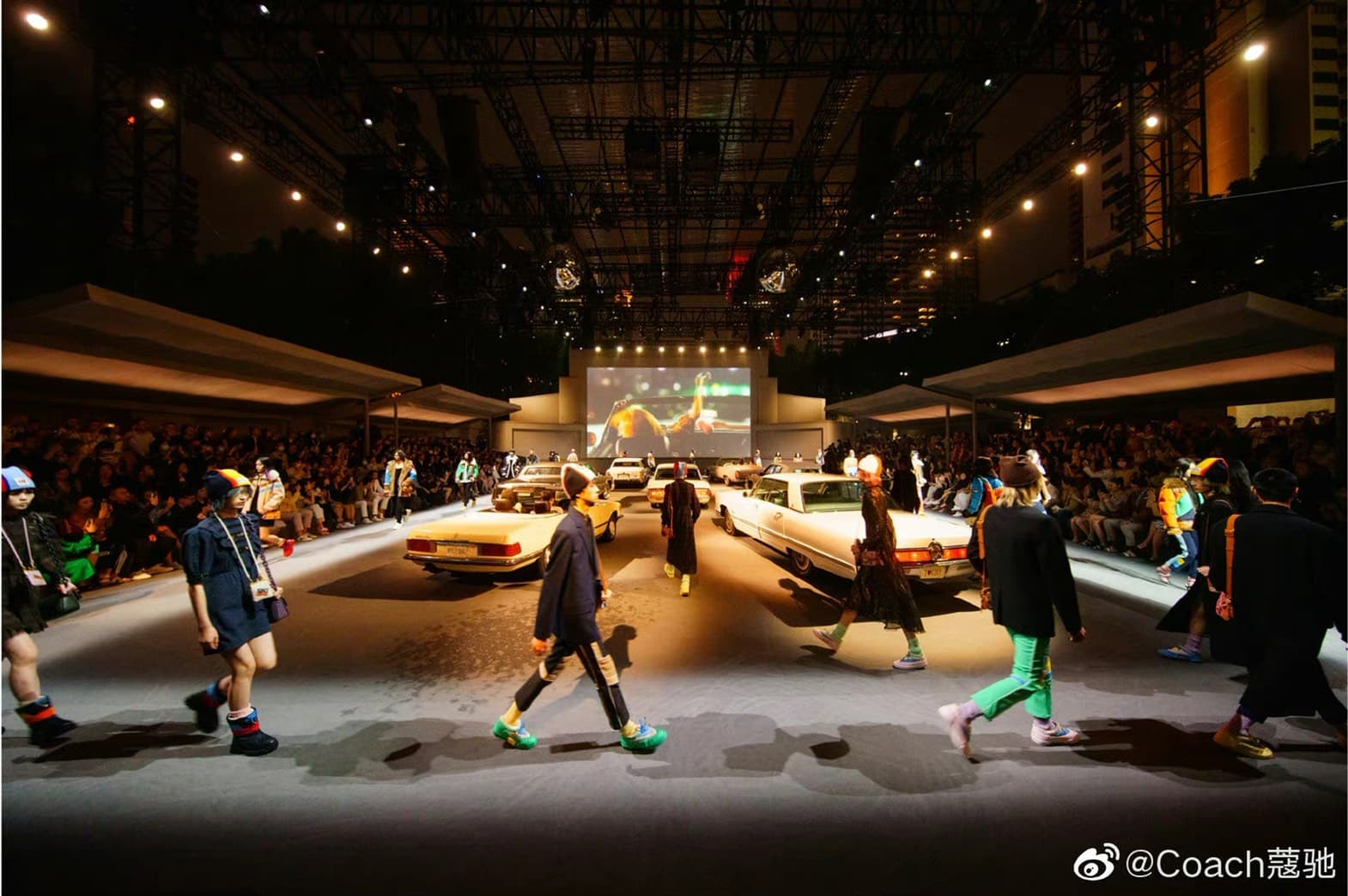 COACH昨將復古露天電影院搬上秀場,人潮聚集、高朋滿座。(翻攝COACH微博)