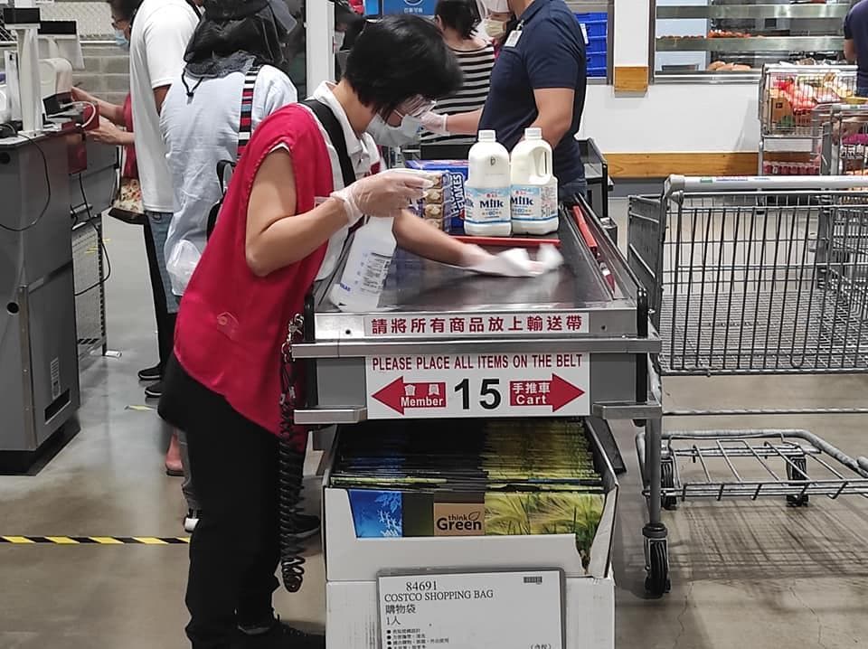 好市多結帳後輸送台立刻有人員消毒。(翻攝自「Costco好市多 商品經驗老實說)