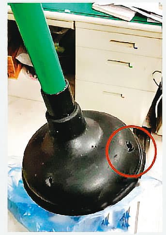 台大醫學院清潔工發現女廁的馬桶吸把有破洞,拿起一看,赫然發現藏有針孔錄影機。(翻攝畫面)