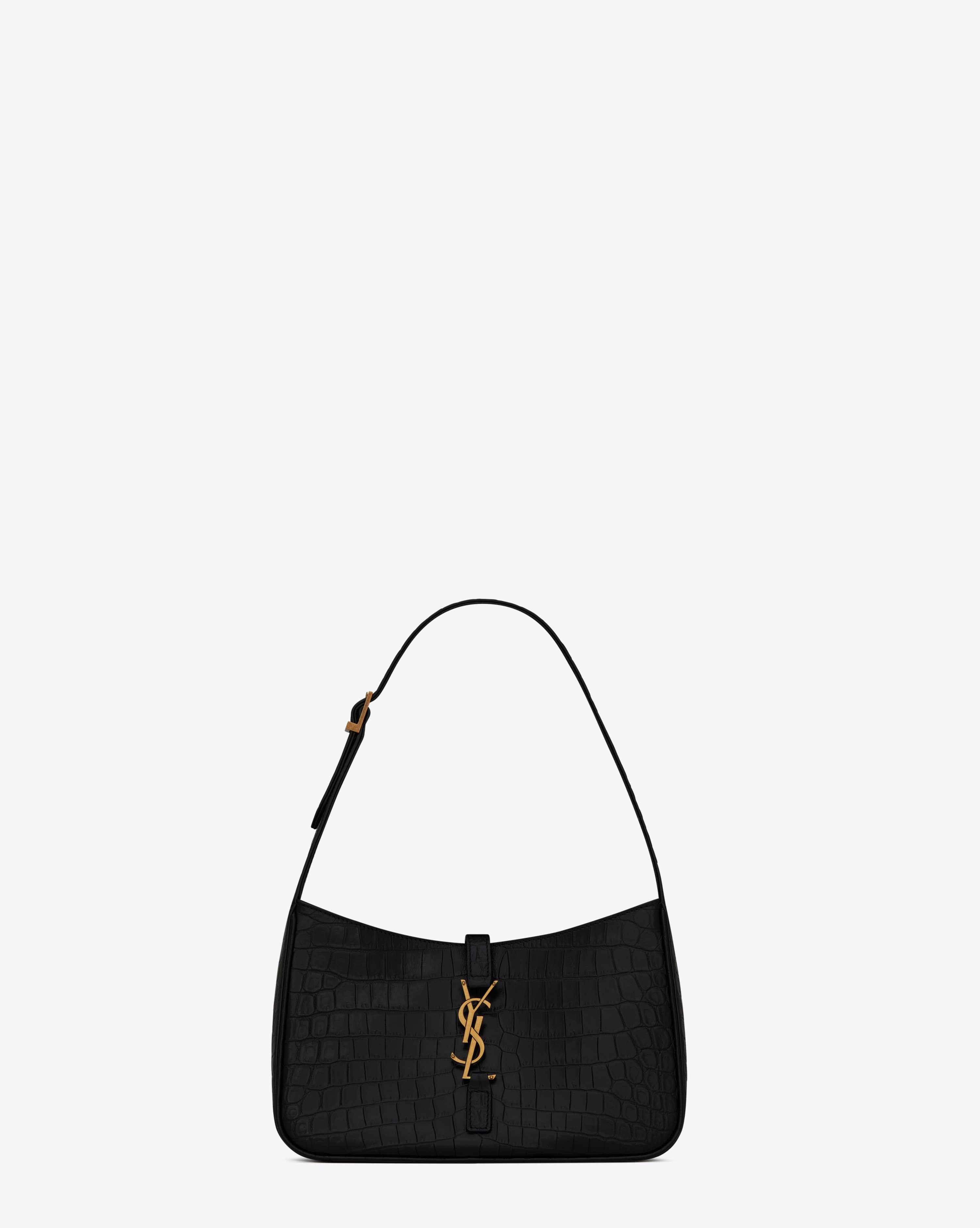 LE 5 À 7黑色鱷魚紋壓花復古腋下包。NT$59,200。(SAINT LAURENT提供)