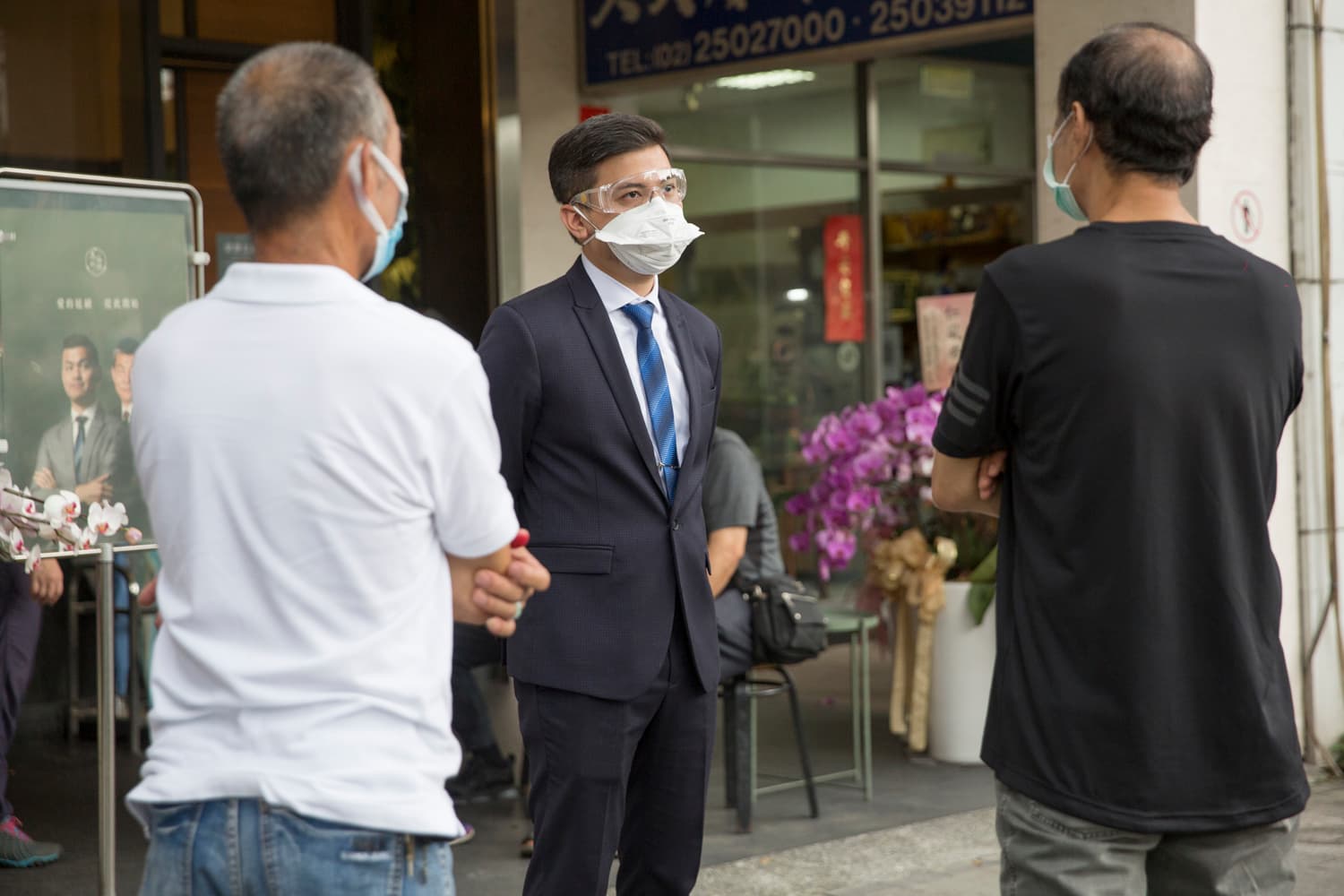 雖然沒有接觸新冠肺炎死亡患者，小冬瓜（中）還是會戴上口罩、護目鏡，與家屬保持距離，確保安全。