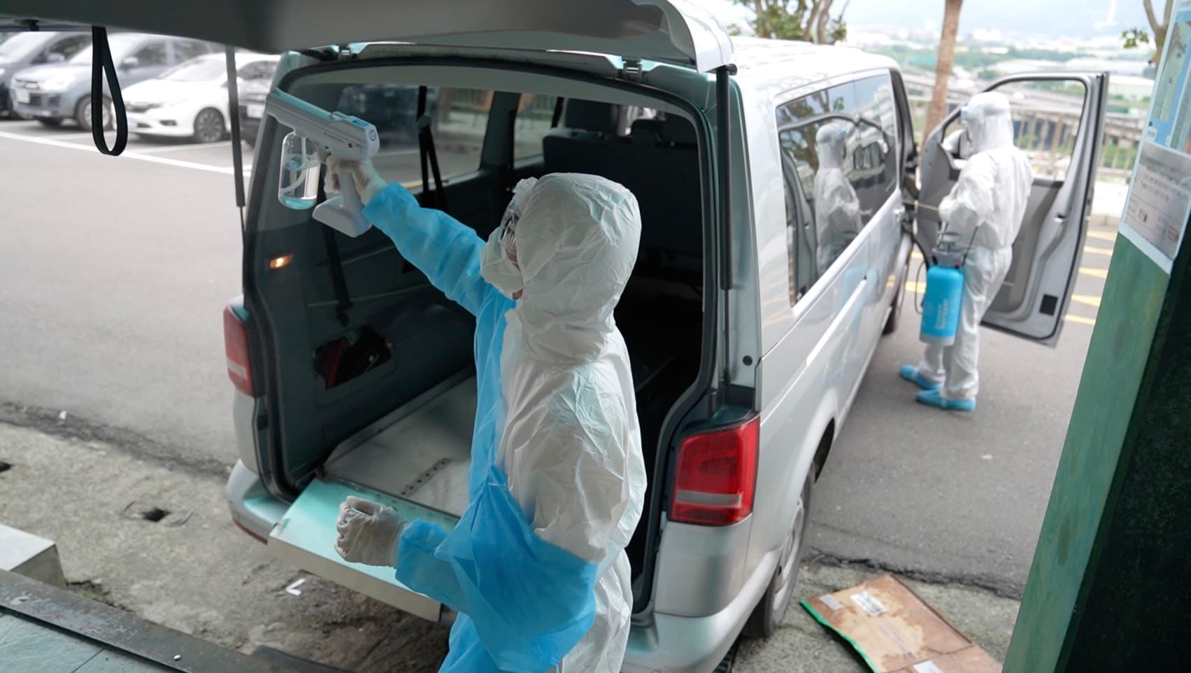 搬運、運送亡者的過程,每個步驟結束都會反覆消毒,車子也必須進行清消。(小冬瓜提供)