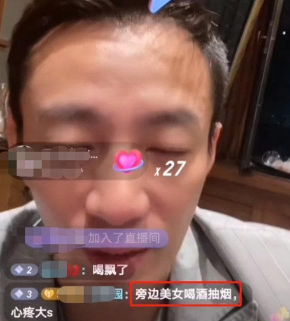 汪小菲4月底開直播,酒醉拉著朋友入鏡,更在鏡頭前說髒話,對著密友的腦門猛親。(翻攝自《網易娛樂》)