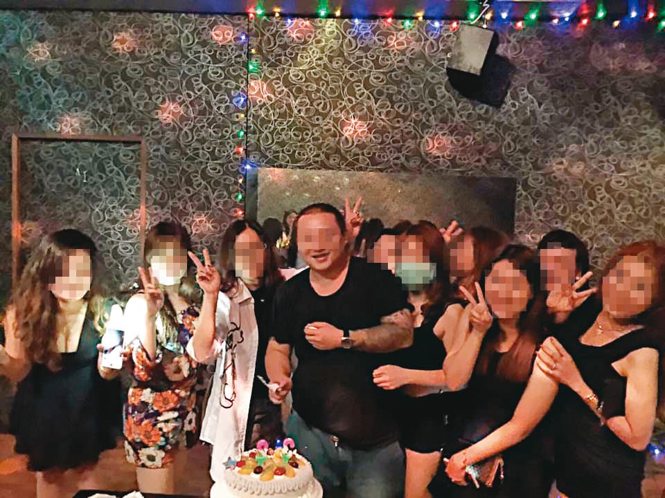陳姓男子（黑衣者）聲稱受蔡男警察親戚所託，要B先生向警方自承是仙人跳。（翻攝臉書）