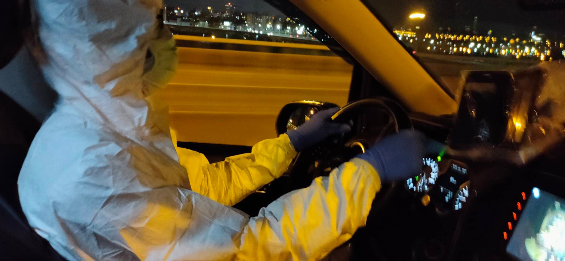 蘇文義的團隊接體時，連司機也要穿著醫護等級防護衣物。（蘇文義提供）