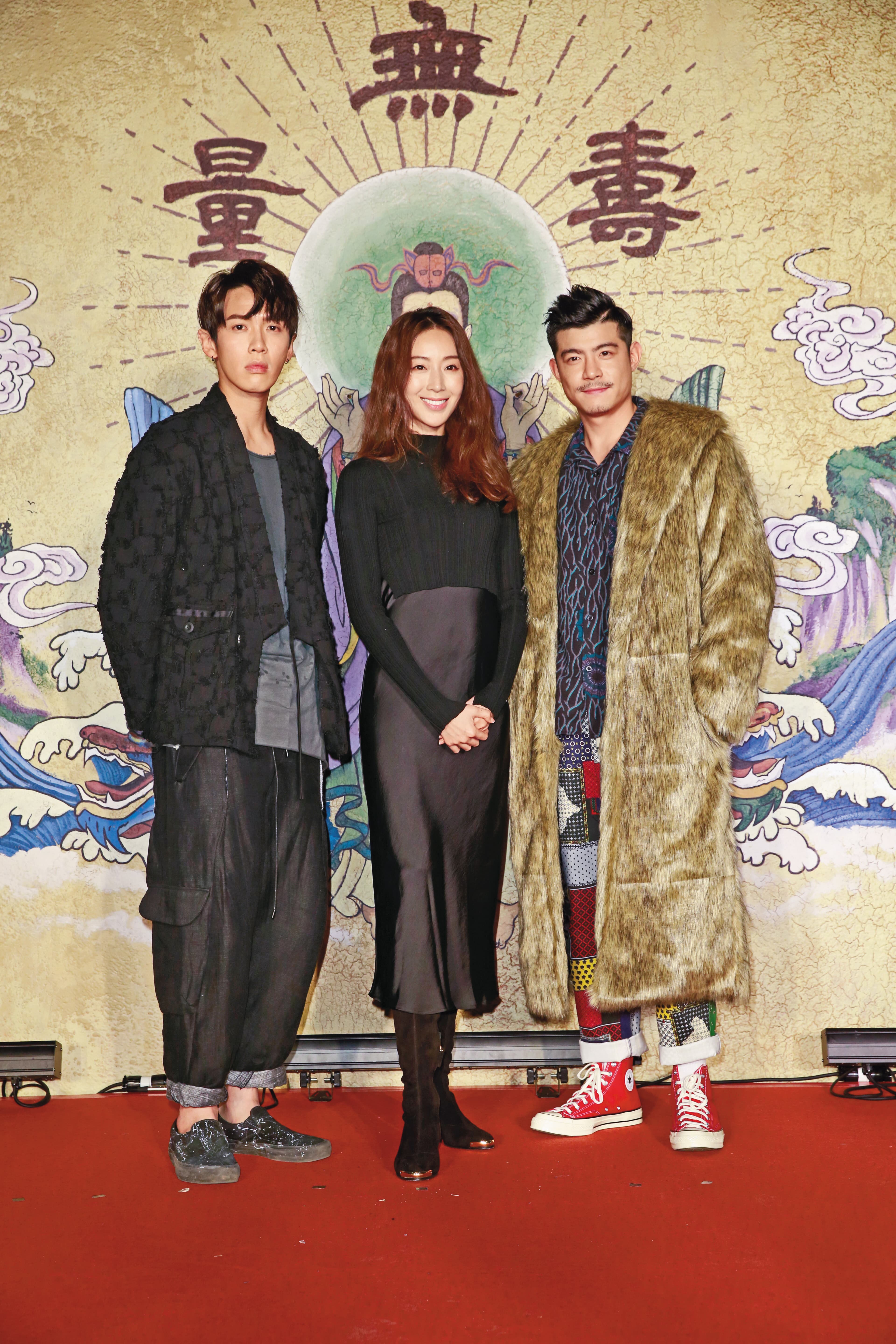 柯震東(左)的新戲《乩身》早於2019年11月試拍,由王柏傑(右)演出三太子,柯震東則是三太子的乩身。中為隋棠。