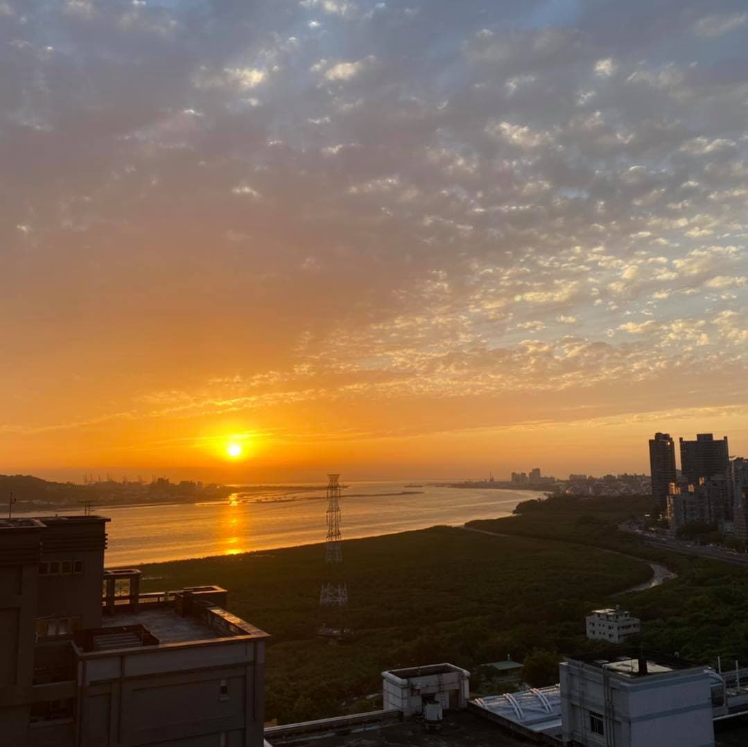 何如芸分享自家看出外頭的夕陽照，直呼「好好活著才能永遠欣賞這世界」。（翻攝自何如芸臉書）