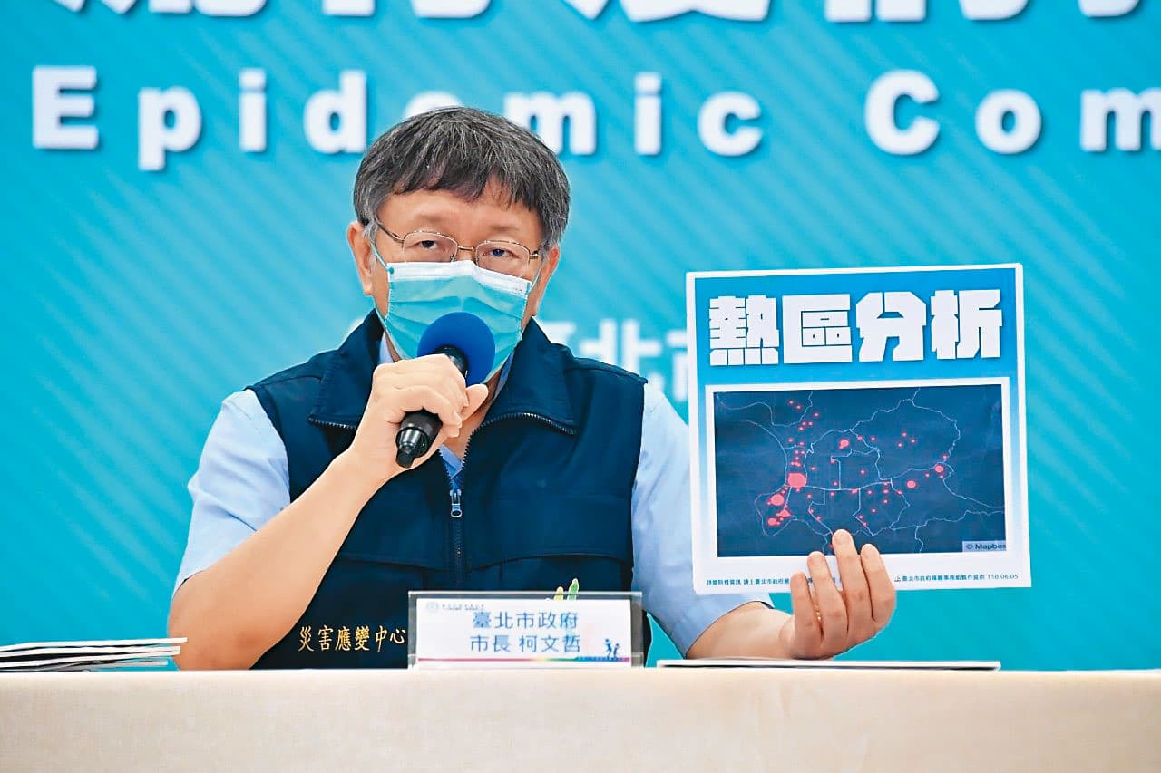 雙北市為疫情重災區,相較於台北市長柯文哲(圖)屢次槓上中央,用詞越來越辛辣,侯友宜則未向中央開戰。(台北市政府提供)