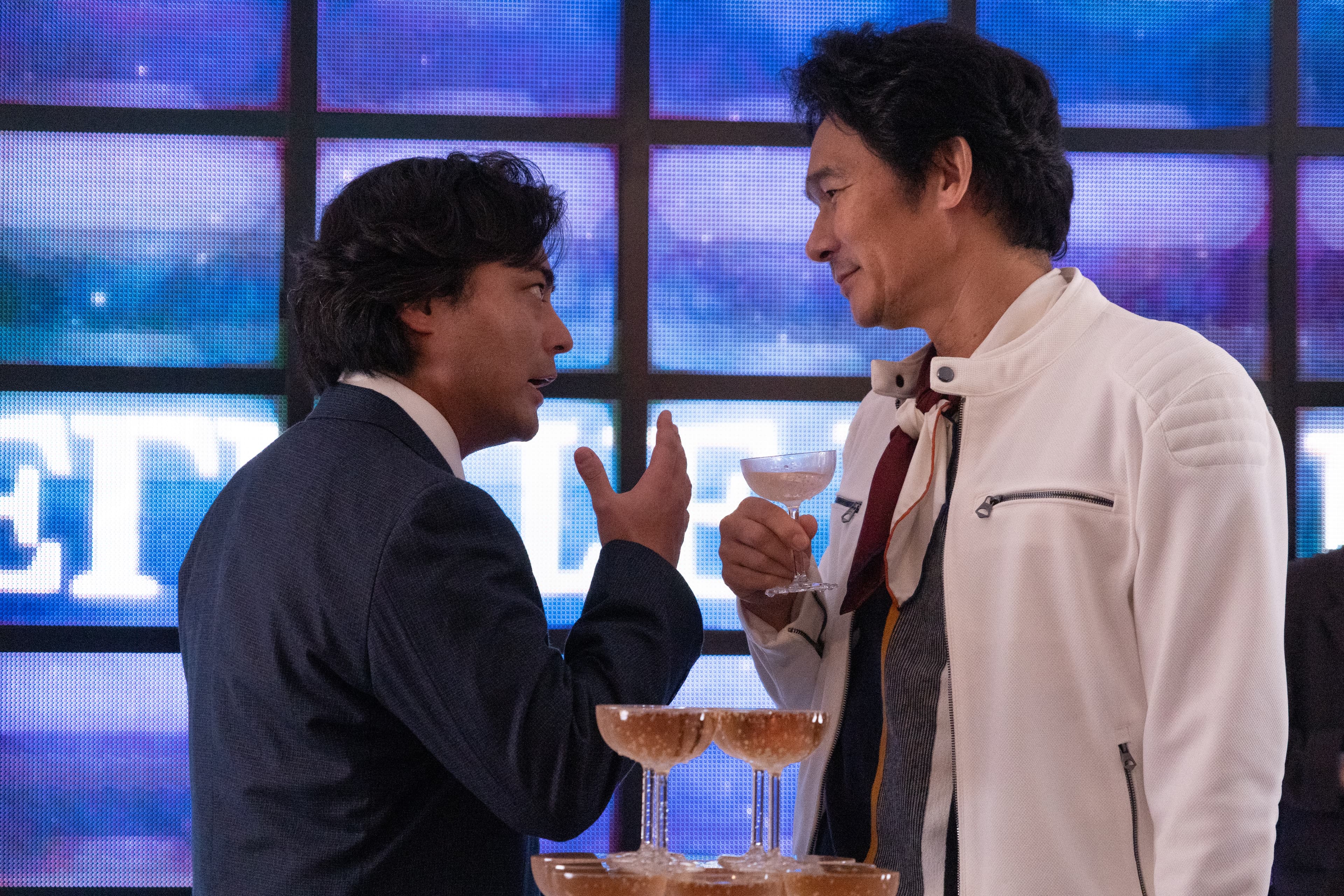 山田孝之(左)飾演的村西透為達成夢想不擇手段犯罪也在所不惜,但他的人生哲理引發許多觀眾共鳴。(Netflix提供)