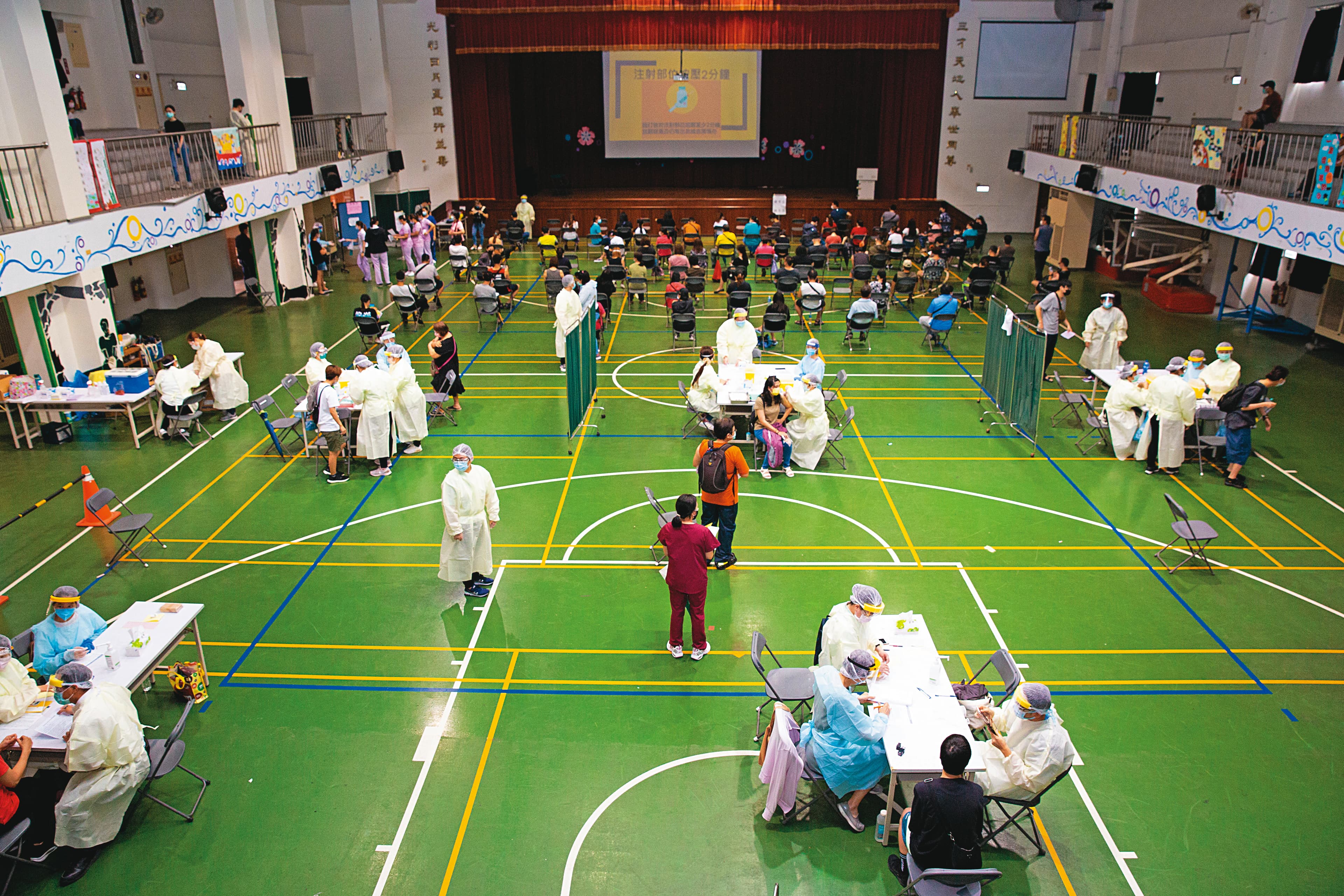 隨著防疫作戰進入大規模疫苗施打階段,各地縣市政府已陸續在公有場館設置大型疫苗接種站,圖為台中市4日啟用的疫苗快打站。