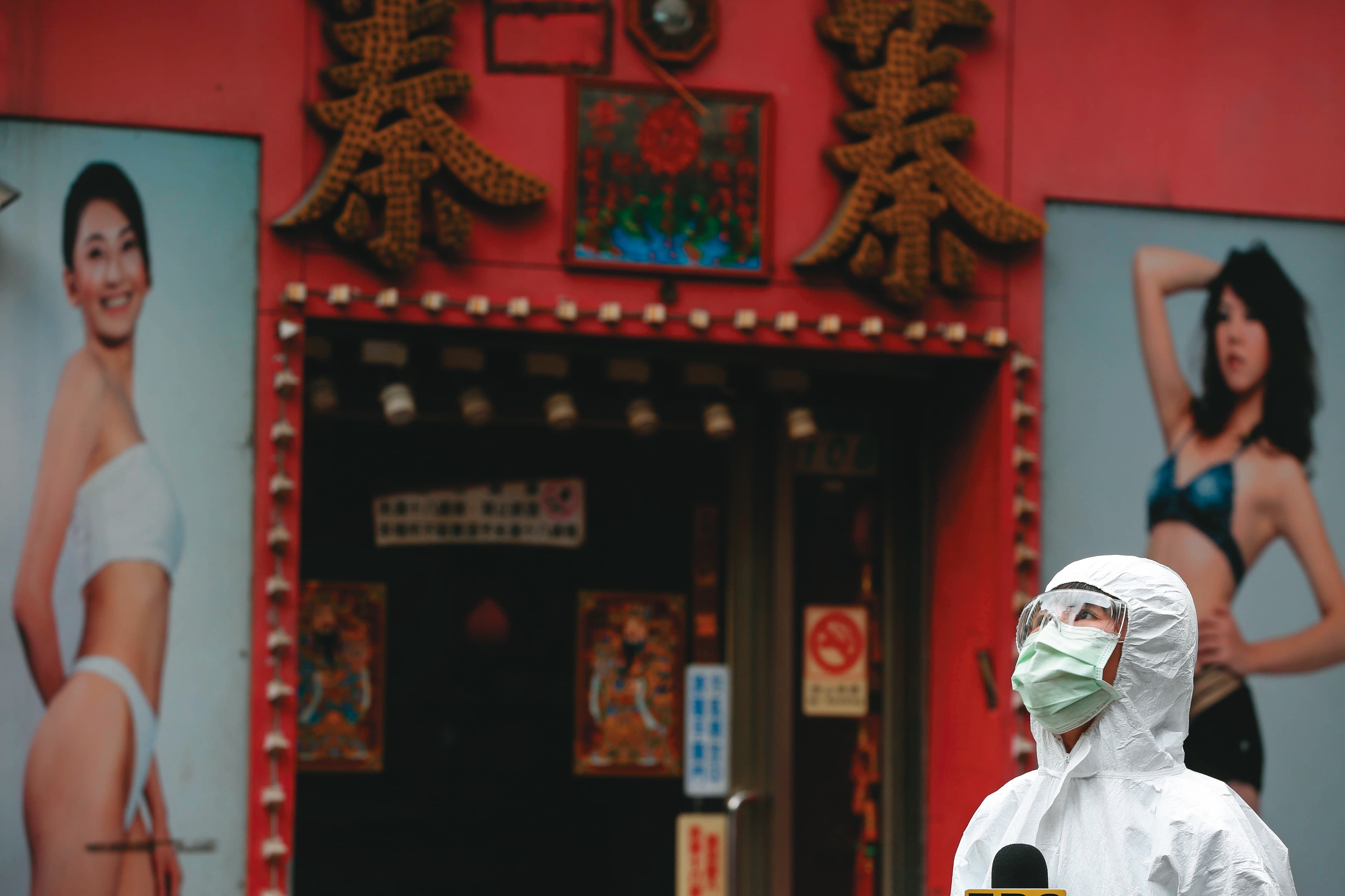 陳建仁認為茶藝館的群聚型態特殊、服務員流動性高,是這波本土疫情在短期內大爆發的主因。