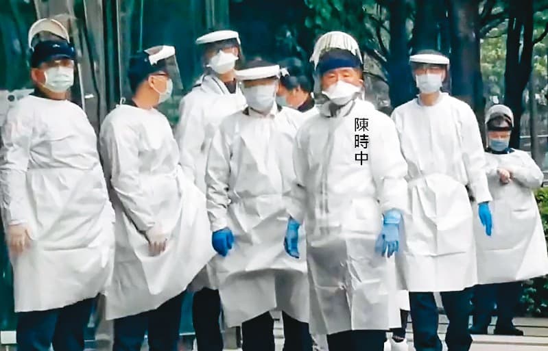諾富特飯店群聚感染也被認為是這波本土疫情的源頭。圖為中央疫情指揮中心指揮官陳時中4月29日親自到諾富特飯店督軍。(讀者提供)