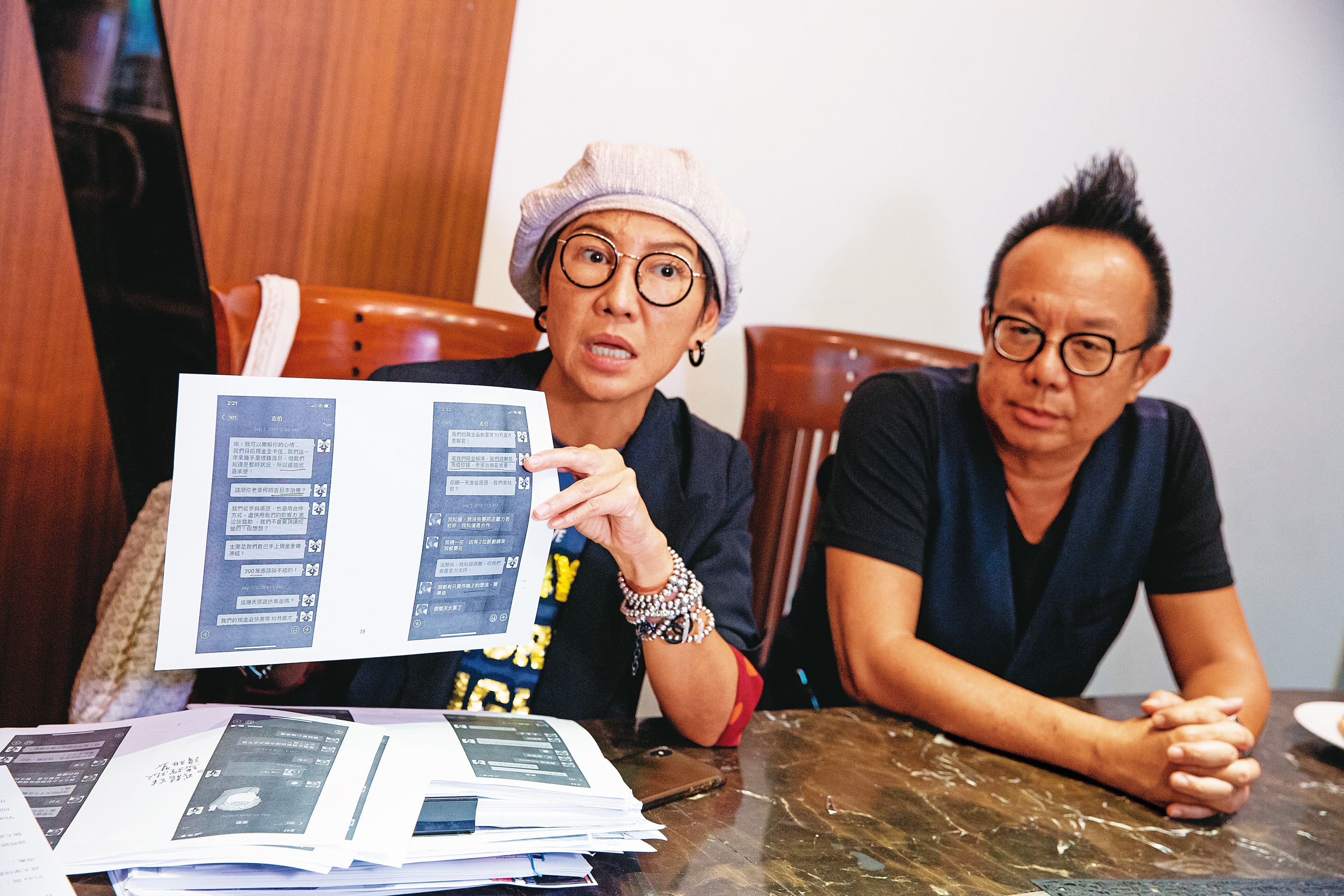 黃大煒(右)與女友Vicky(左)出示與林的對話截圖,證實當時將餐廳規劃任務交付給林家鍵處理。