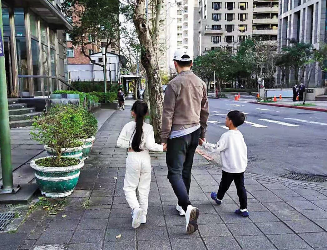 汪小菲十分愛孩子,在台灣就常帶著一對兒女外出散步,孩子們也對爸爸感情很深。(翻攝自汪小菲微博)