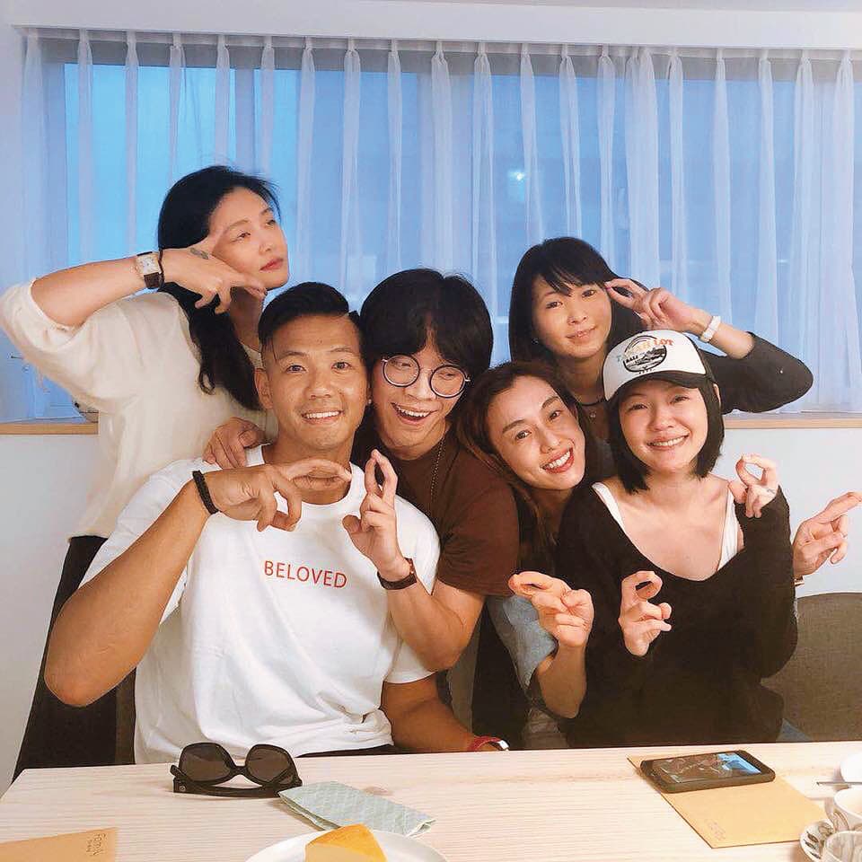 大S(左一)、小S(右一)、范瑋琪(右三)與黑人(左二),之前因口罩送中事件遭到砲轟,據傳也連累小孩遭受冷言冷語。(翻攝自小S IG)