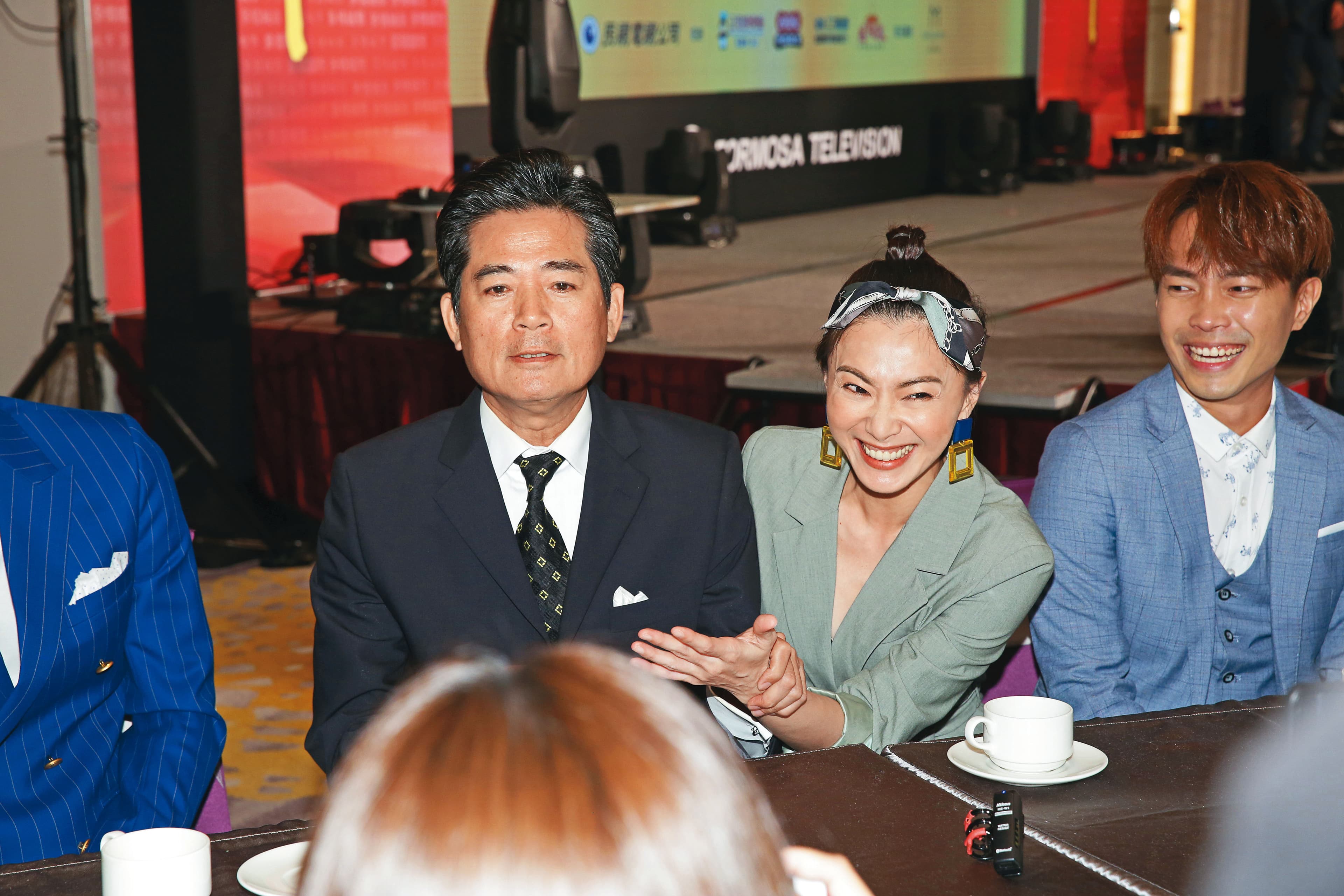 蕭大陸(左)為製作的戲受訪,侯怡君(右)如同賢內助在旁應答。7