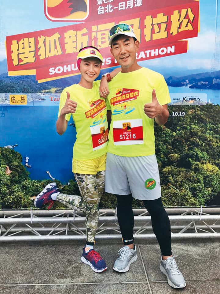 除了跑過三鐵外,侯怡君(左)也曾和任賢齊(右)參加馬拉松。(翻攝自侯怡君的家臉書)