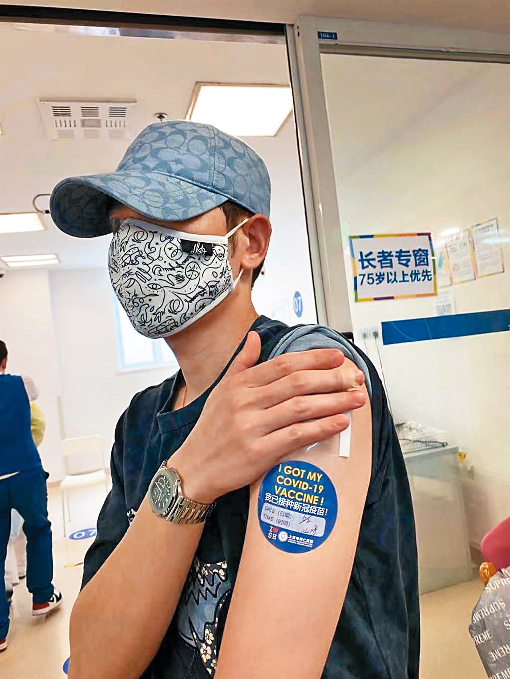 蕭敬騰在上海完成第一劑接種,狀況一切良好。(翻攝自批踢踢)