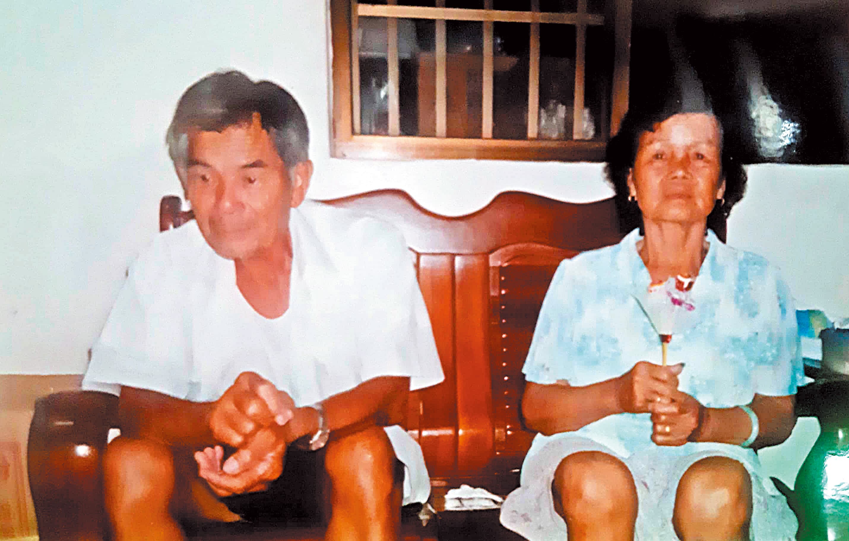 陳庭訓說,父親88歲了,仍在種田。圖為他父母親早年難得拍下的照片。(陳庭訓提供)