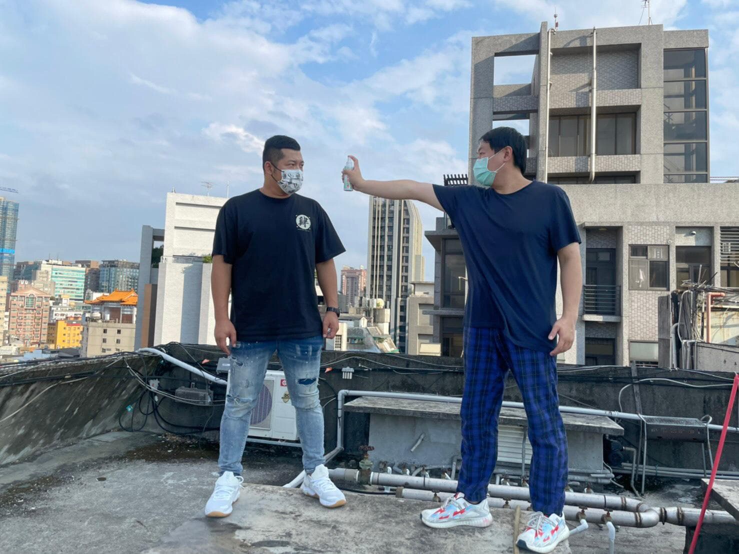 草爺在直播中搞笑宣導防疫,也不忘拍攝防疫短片。(台北海大提供)