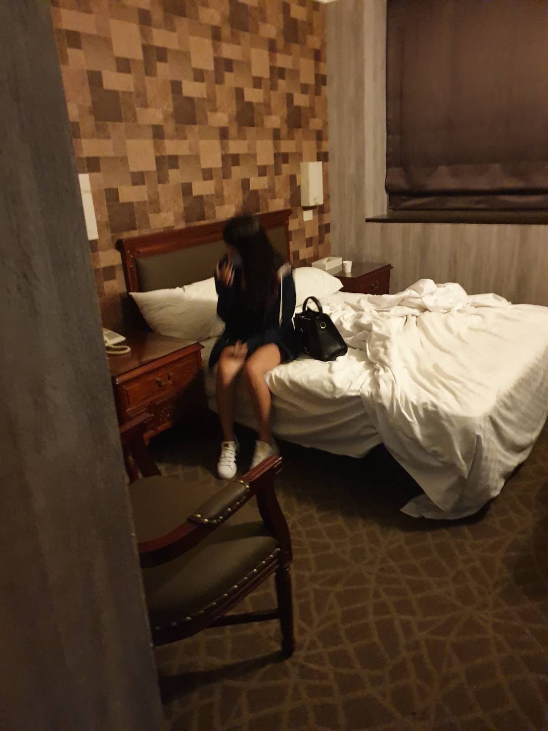警方在賓館內查獲正在從事半套性交易的女子。(中山分局提供)