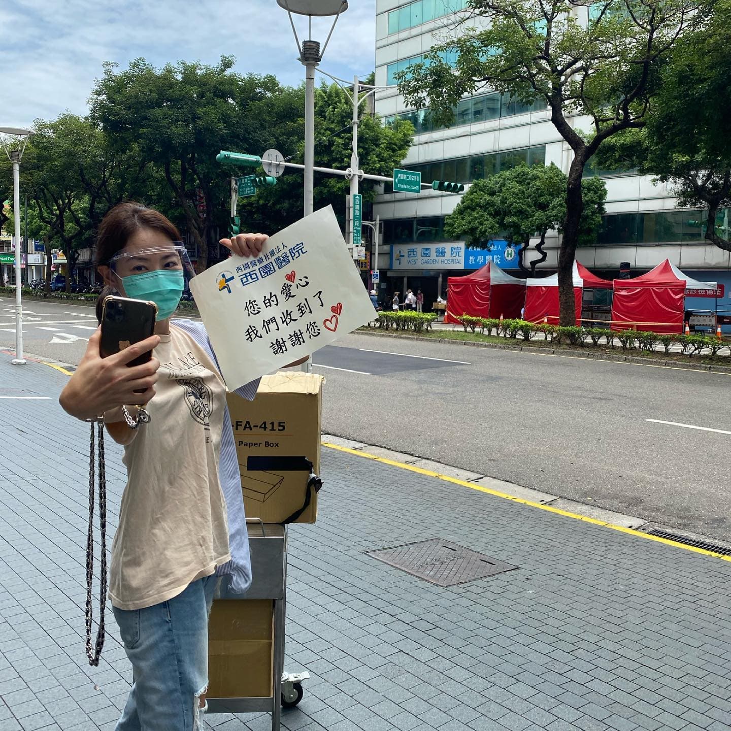 賈永婕計畫每天送100份愛心便當給第一線醫護人員,感謝每位堅守在崗位上的抗疫英雄。(翻攝自賈永婕臉書)