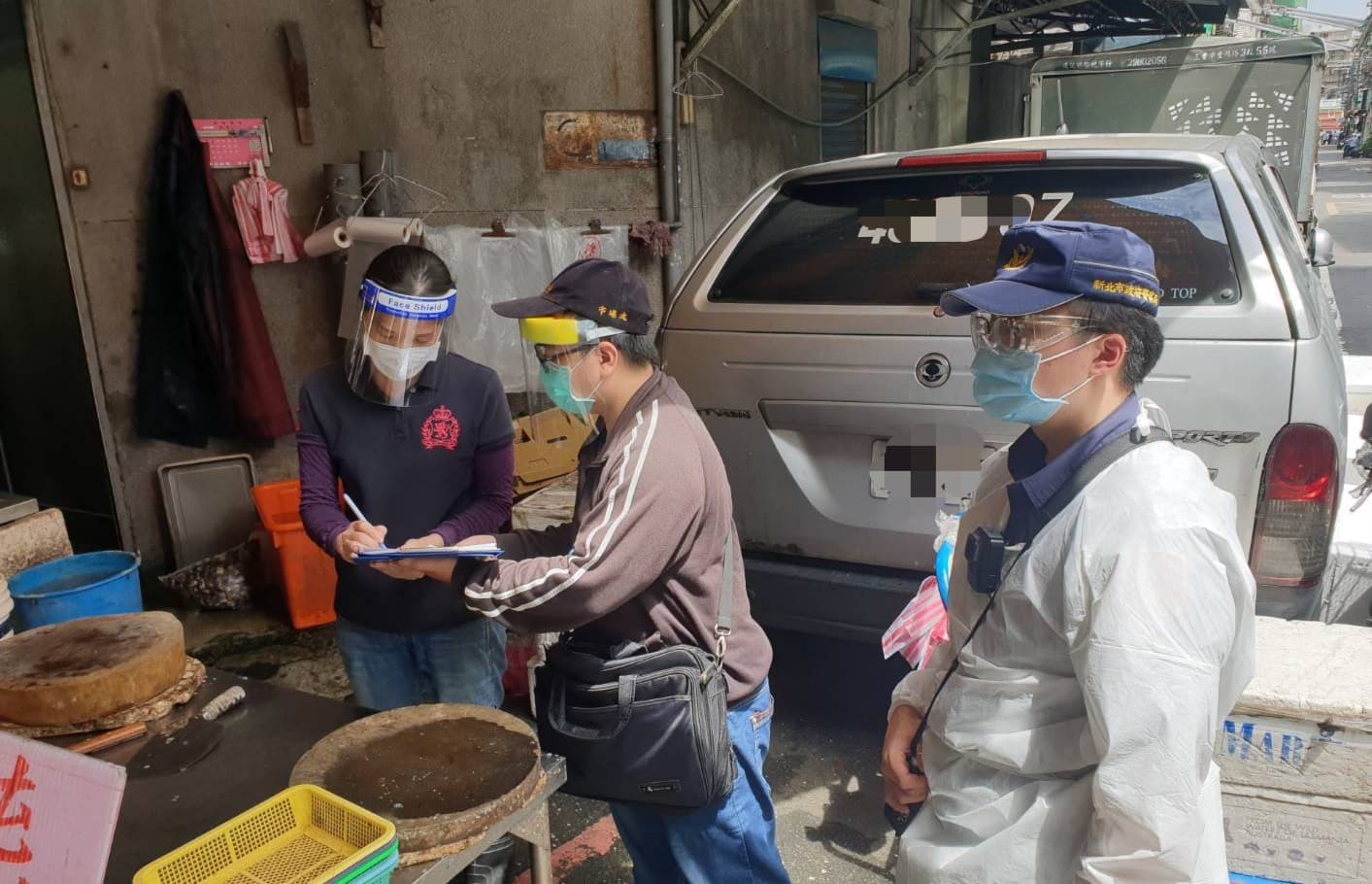新北市確診的足跡比例中,傳統市場的比例較高,警方盼民眾能「一次買足、減少次數」。(警方提供)