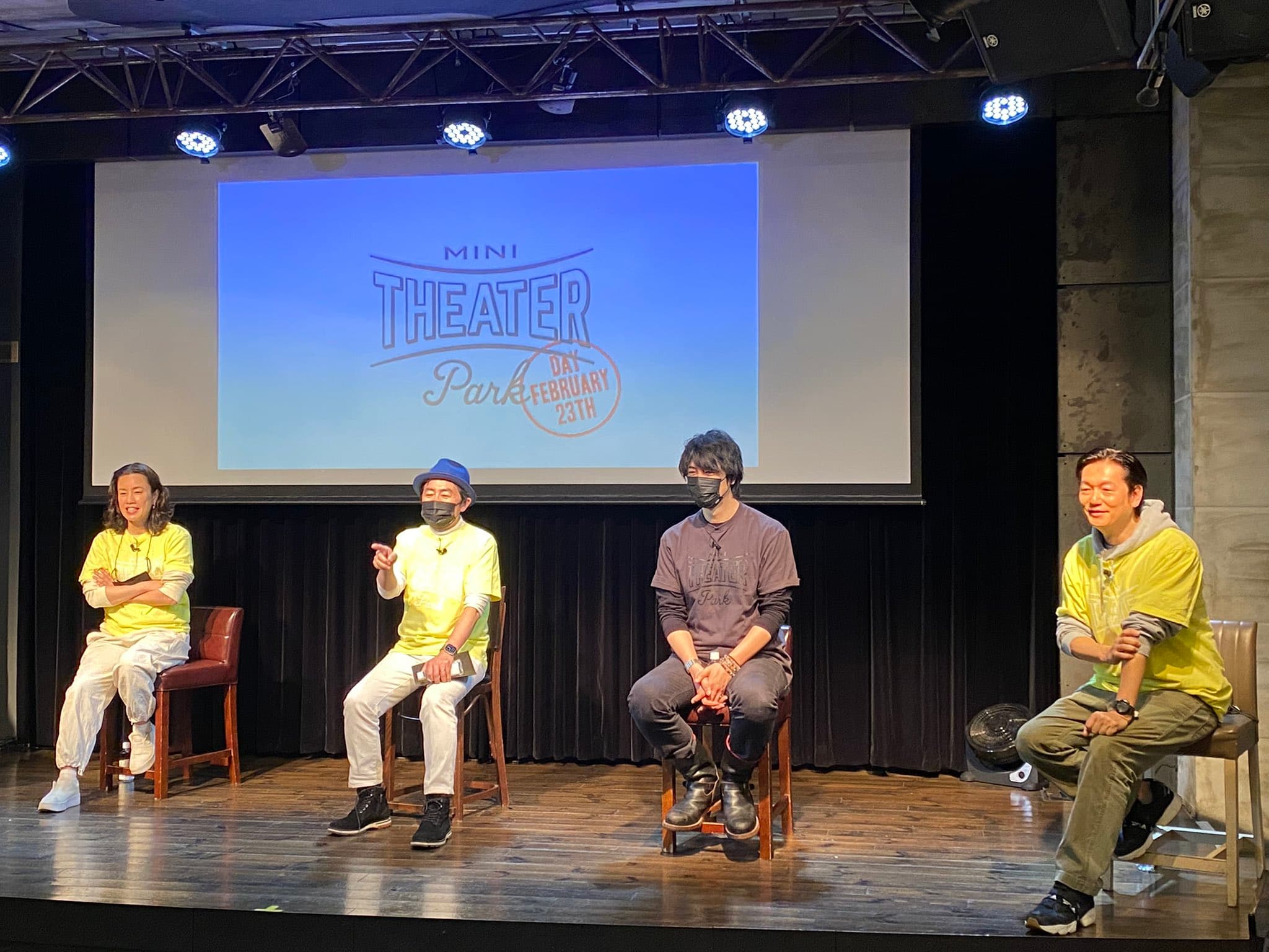 齋藤工(右)在疫情爆發後,與演員夥伴們一起開始了「mini theater park」企劃,舉辦各種活動幫助小型戲院營運。(翻攝自Twitter @minitheaterpark)