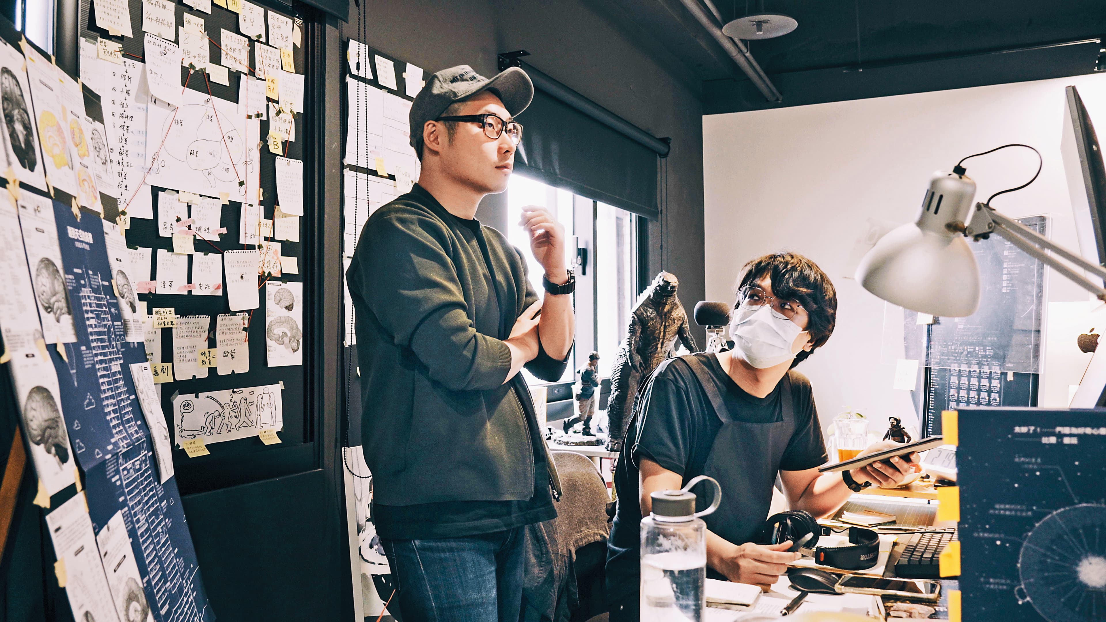 大貓工作室創辦人王尉修(左)與編導楊子霆(右)歷時3年打造《勇者動畫系列》,盼觀眾對國產動畫更有信心。(大貓工作室提供)