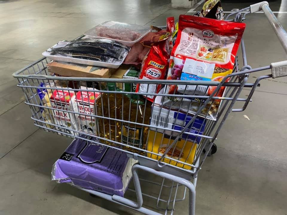 原PO曬出滿滿一車戰利品的照片,有冷凍食品、牛奶、麥片和衛生紙等民生物資。(翻攝臉書「Costco好市多商品消費心得分享區」)