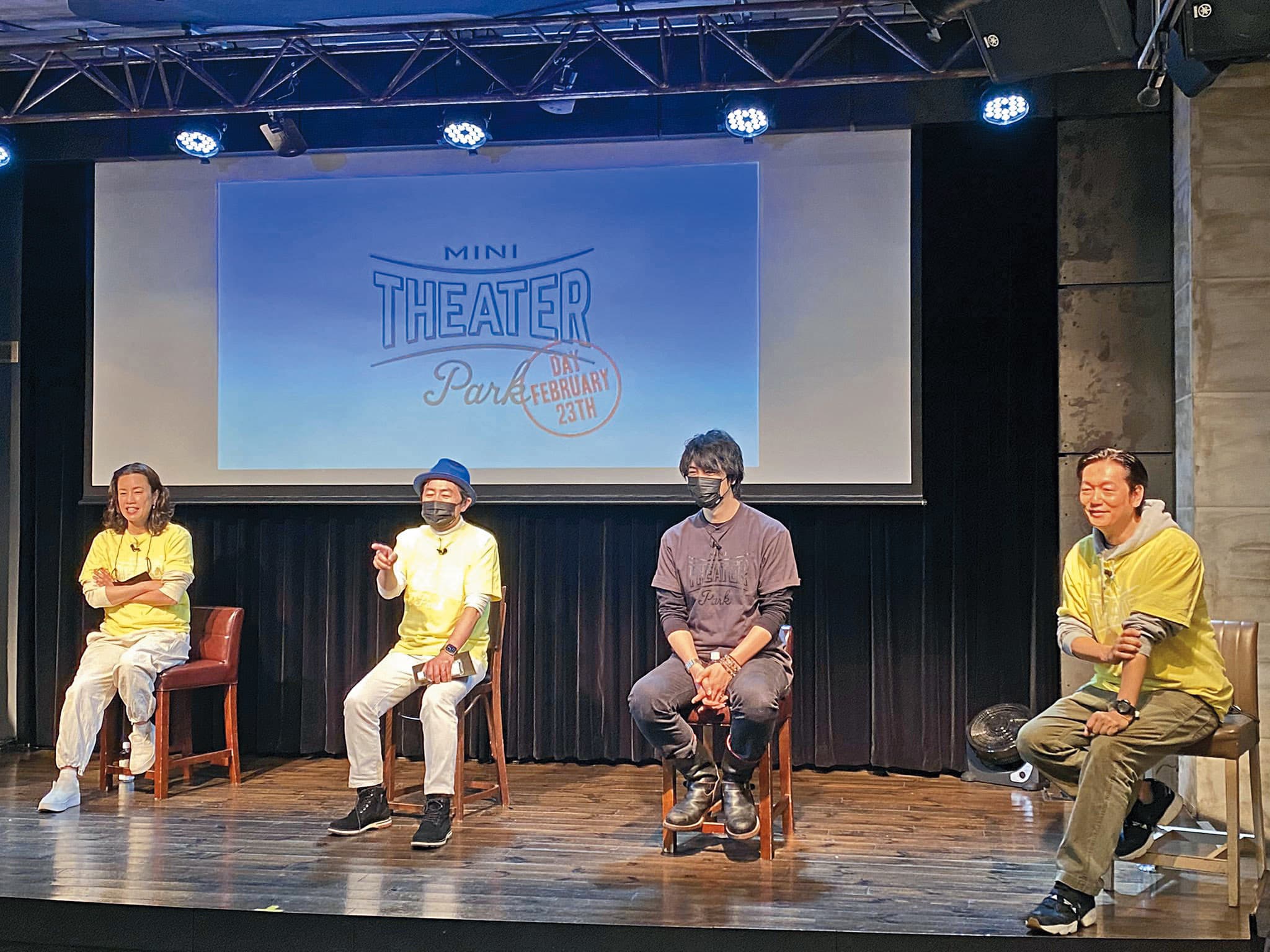 日本演員井浦新(右一)、齋藤工(右二)與渡邊真起子(左一)發起「mini theater park」企劃,幫助小型戲院生存,並積極出席活動振奮士氣。左二為活動嘉賓、主播笠井信輔。(翻攝自minitheaterpark推特)