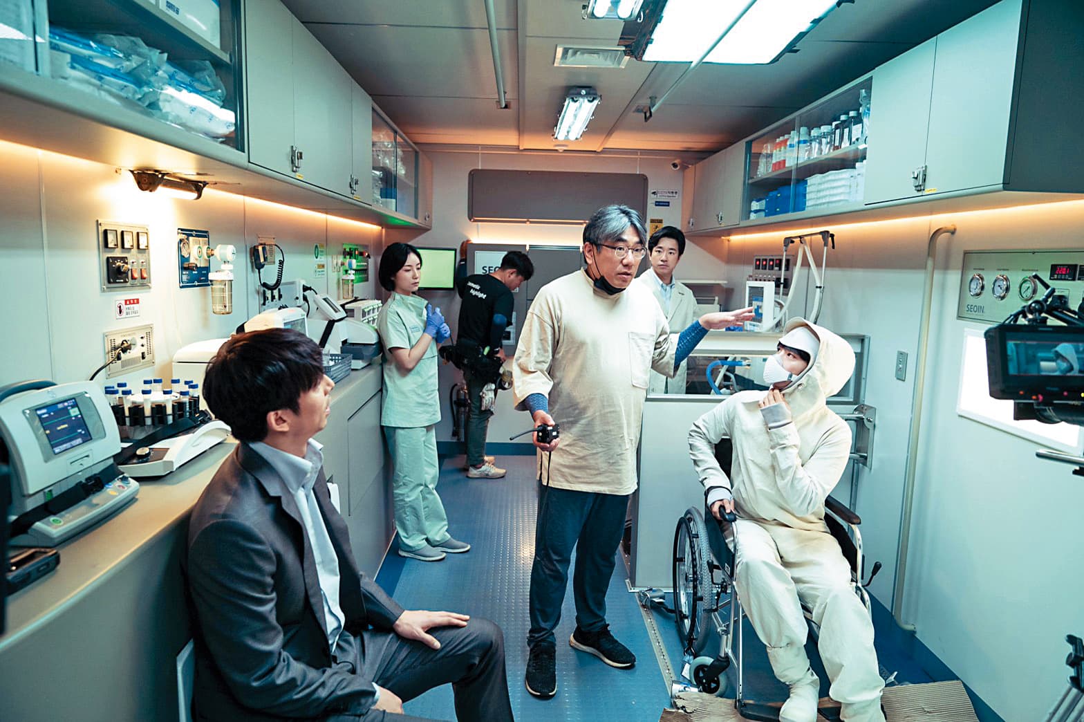 孔劉(左一)與朴寶劍(右一)主演的《永生戰》斥資新台幣4億元製作,受到疫情影響,成為韓國國內首部戲院與串流同步公開的作品。(Catchplay提供)