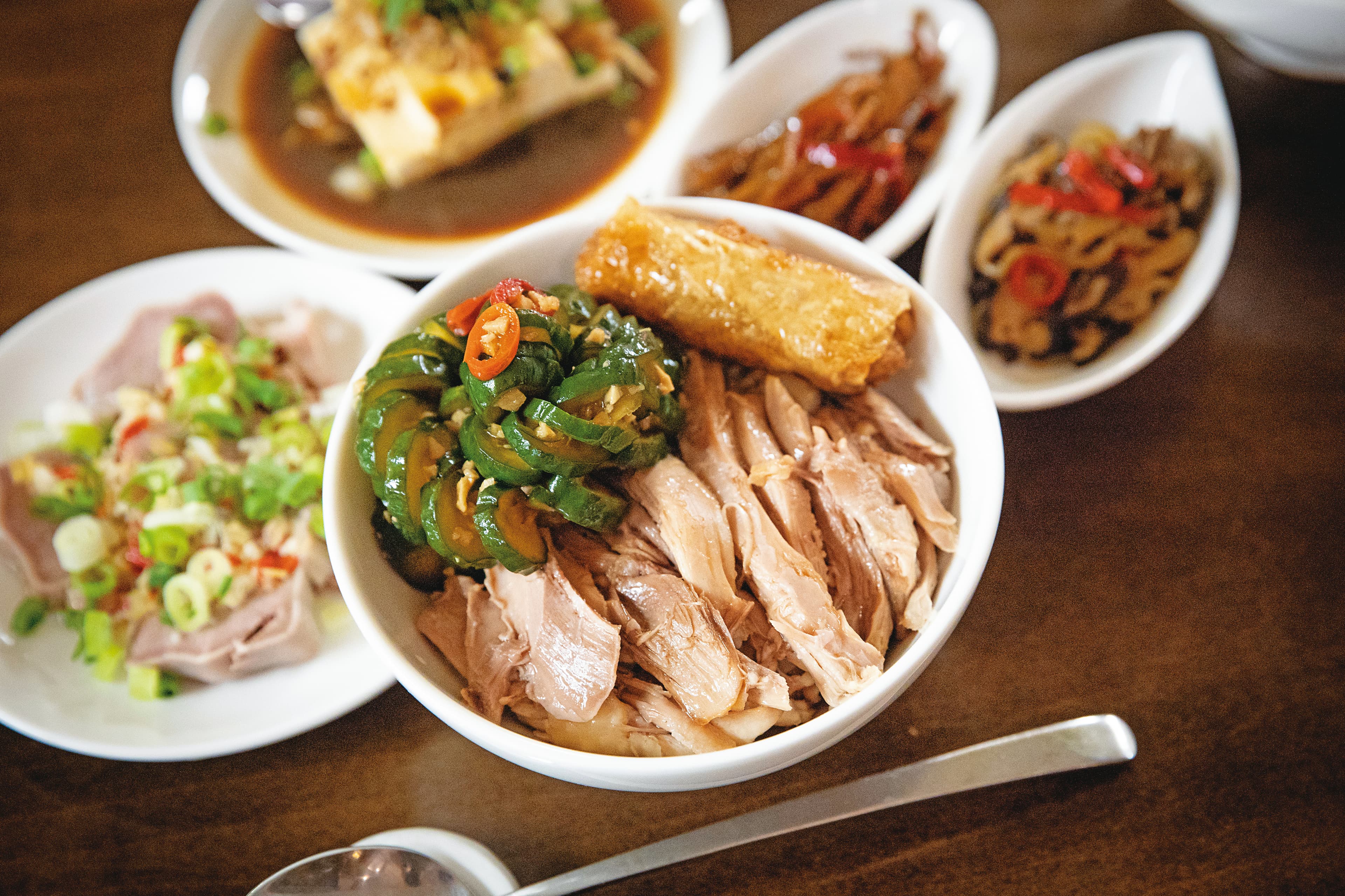 「私房雞肉飯」傳承自蘇紋雯母親。蘇紋雯謙稱,「原本只是自家吃的員工餐」,卻因口耳相傳,成了魚麗招牌菜。