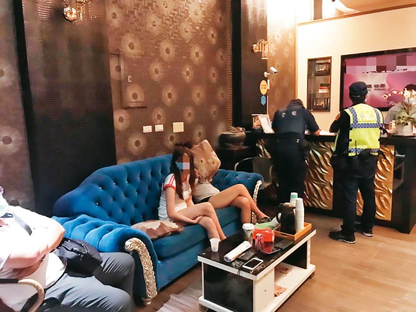 新竹警方日前查獲色情養生館違法營業,將現場十多人送交衛生局裁處。(警方提供)