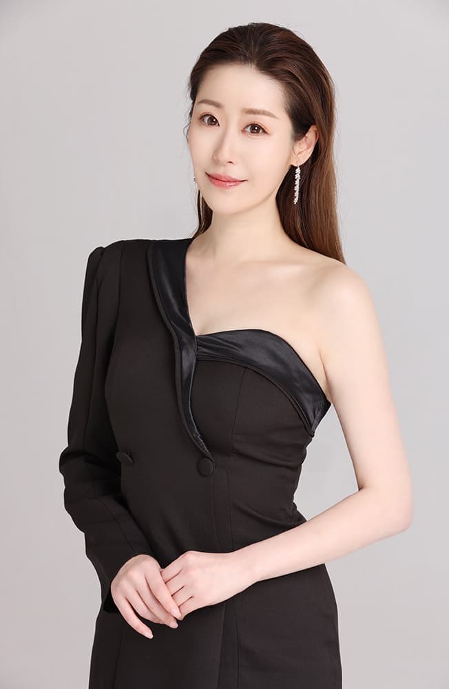 大陸首位星女郎李卉,家庭背景相當硬,是名「紅三代」。(洹國際文化提供)
