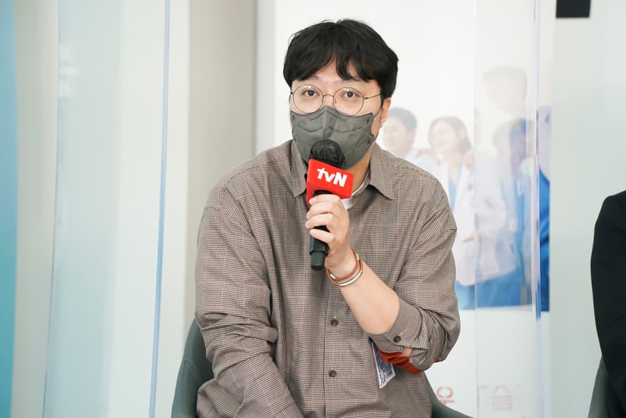 《機智醫生生活》導演申元浩說現在只求第2季順利拍完,第3季尚無計畫,而他心中已有新的故事架構,想拍由小孩視角看大人世界的故事。(Netflix提供)