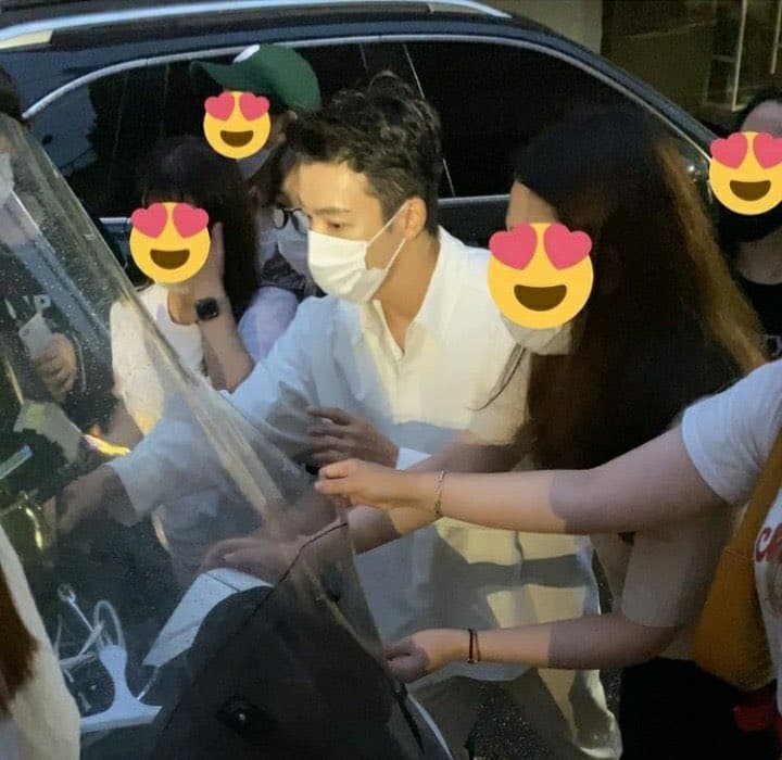 粉絲和東海齊力幫忙將騎士的機車扶起來。(翻攝自網路)
