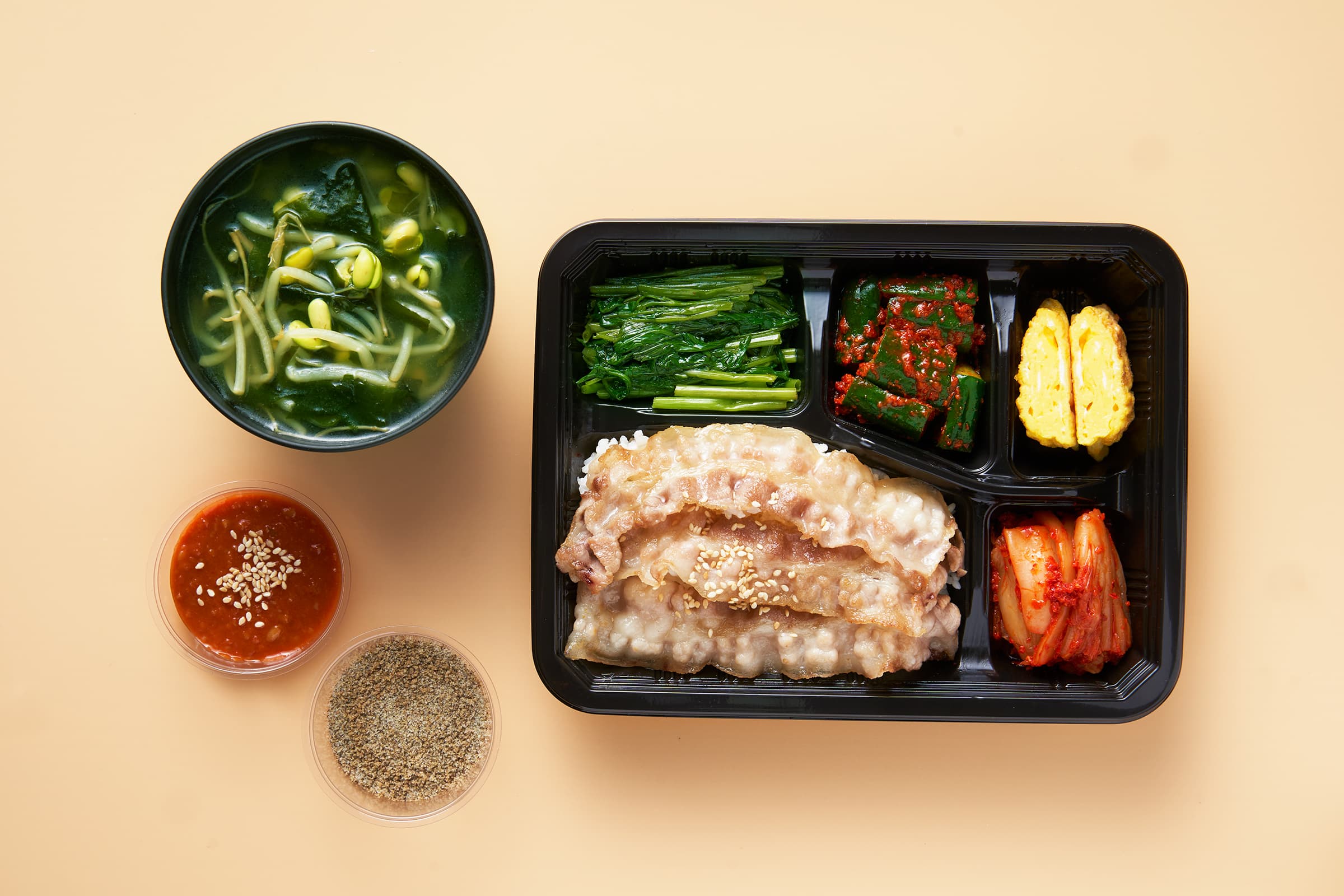 「老饕椒鹽烤豬肉」便當的口味清爽,適合夏天。(八色烤肉提供)