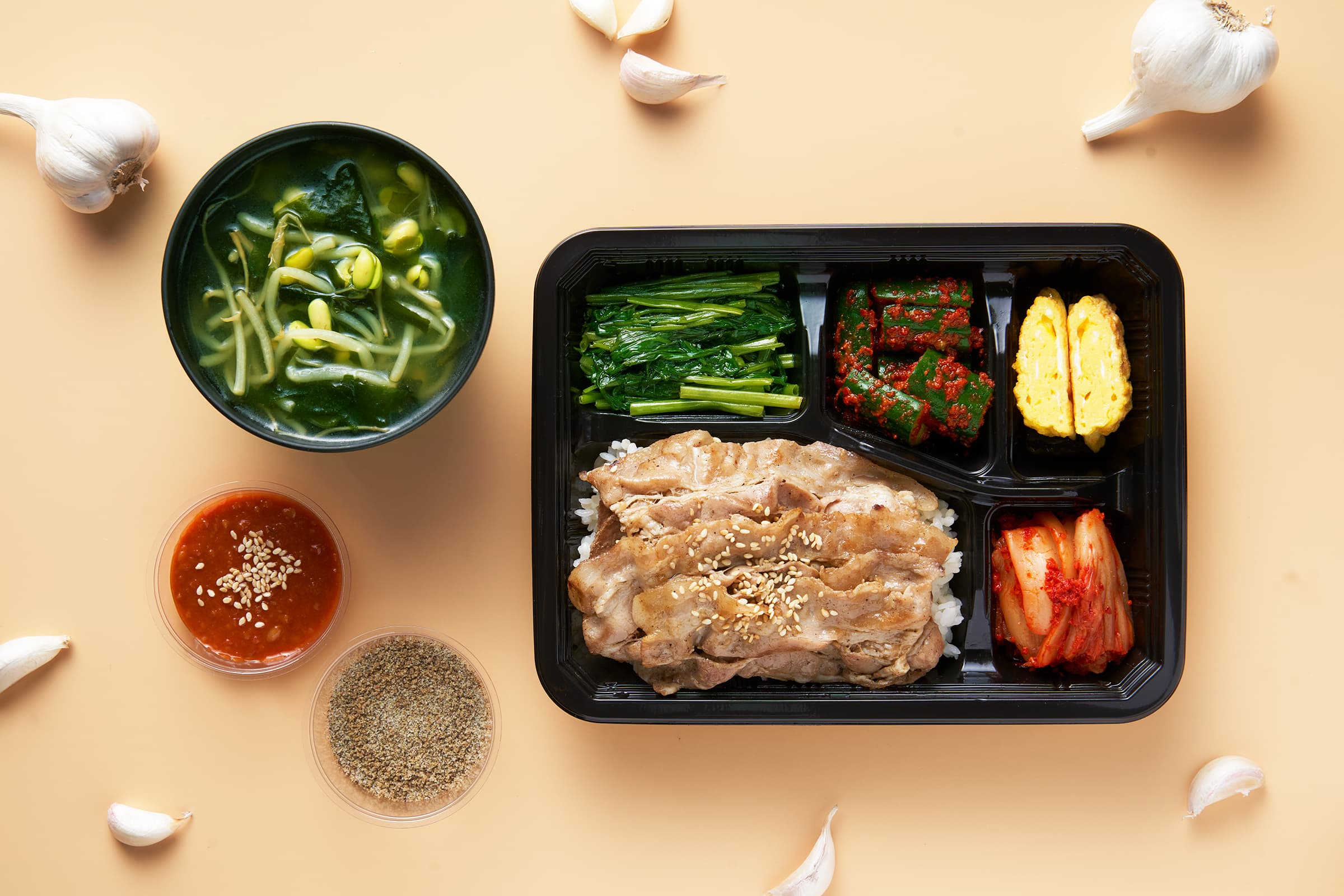 「八色大蒜烤豬肉」便當也相當入味。(八色烤肉提供)