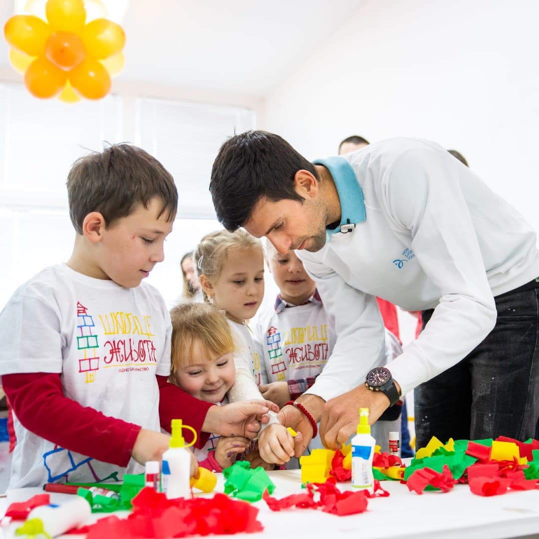 Novak Djokovic 休賽期常返回賽國做慈善。(翻攝自Novak Djokovic Foundation臉書)
