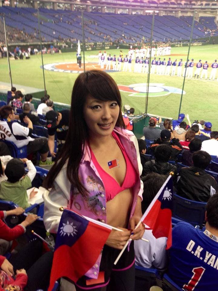 在2013年的經典賽的台灣對古巴之戰,賈永婕現身東京巨蛋,穿比基尼,手拿國旗為中華隊加油。(翻攝自賈永婕臉書)