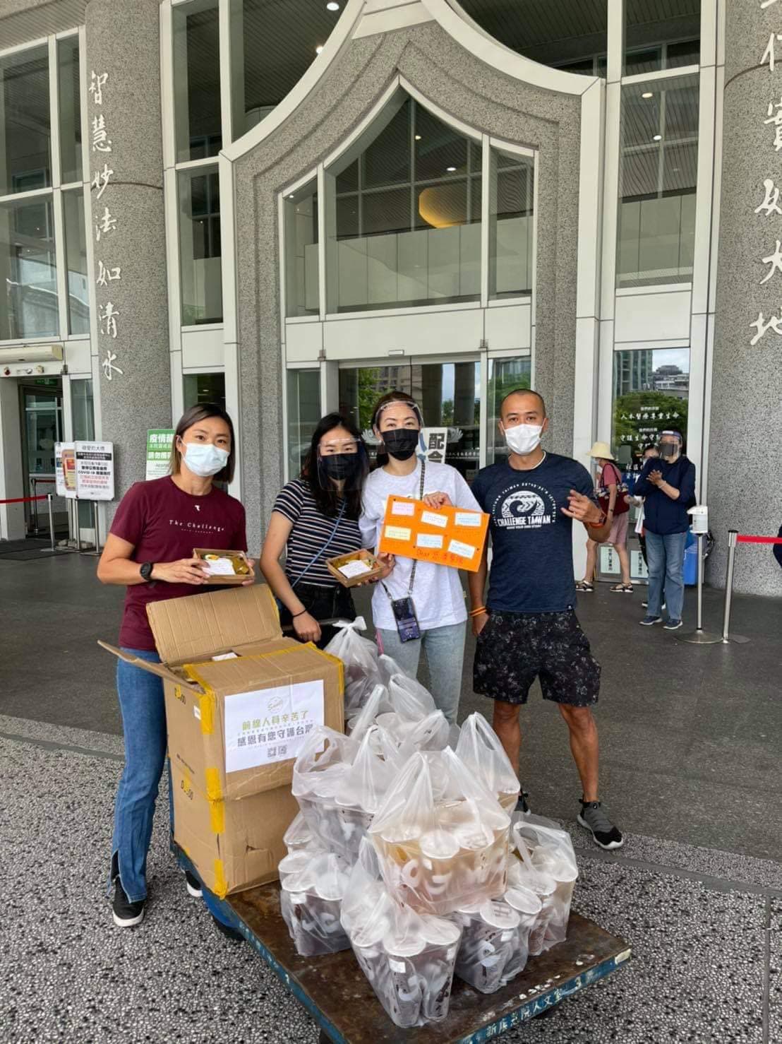 賈永婕計畫每天送100份愛心便當給第一線醫護人員,感謝每位堅守在崗位上的抗疫英雄。(翻攝自賈永婕臉書)